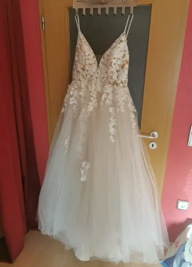 Spaghetti Strap Lace Wedding Dress With V Neckline Tulle Bridal Gown